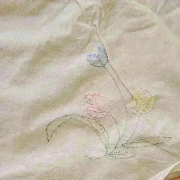 VTG-Floral Embroidered Tablecloth - 60 x 100 - Picture 5 of 7